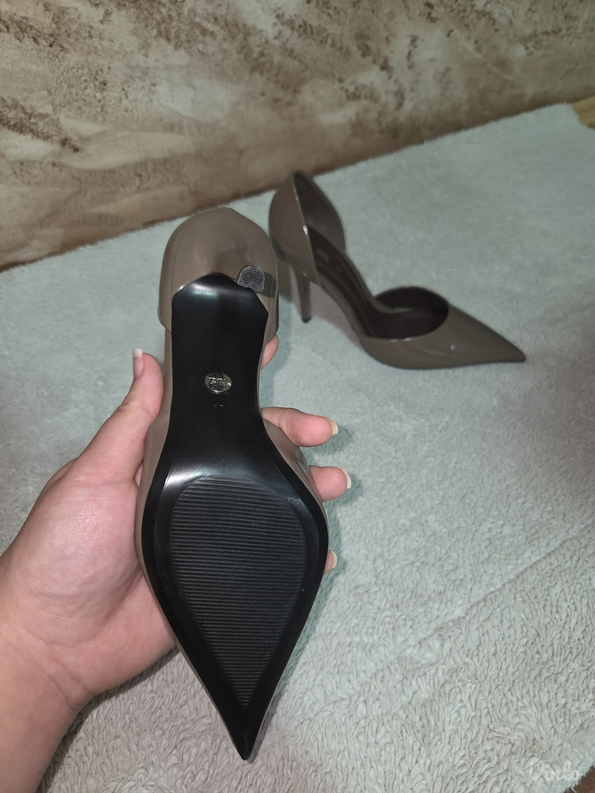 ZARA lakovane d'Orsay salonke u taupe boji (Br. 37) – BESPREKORNE