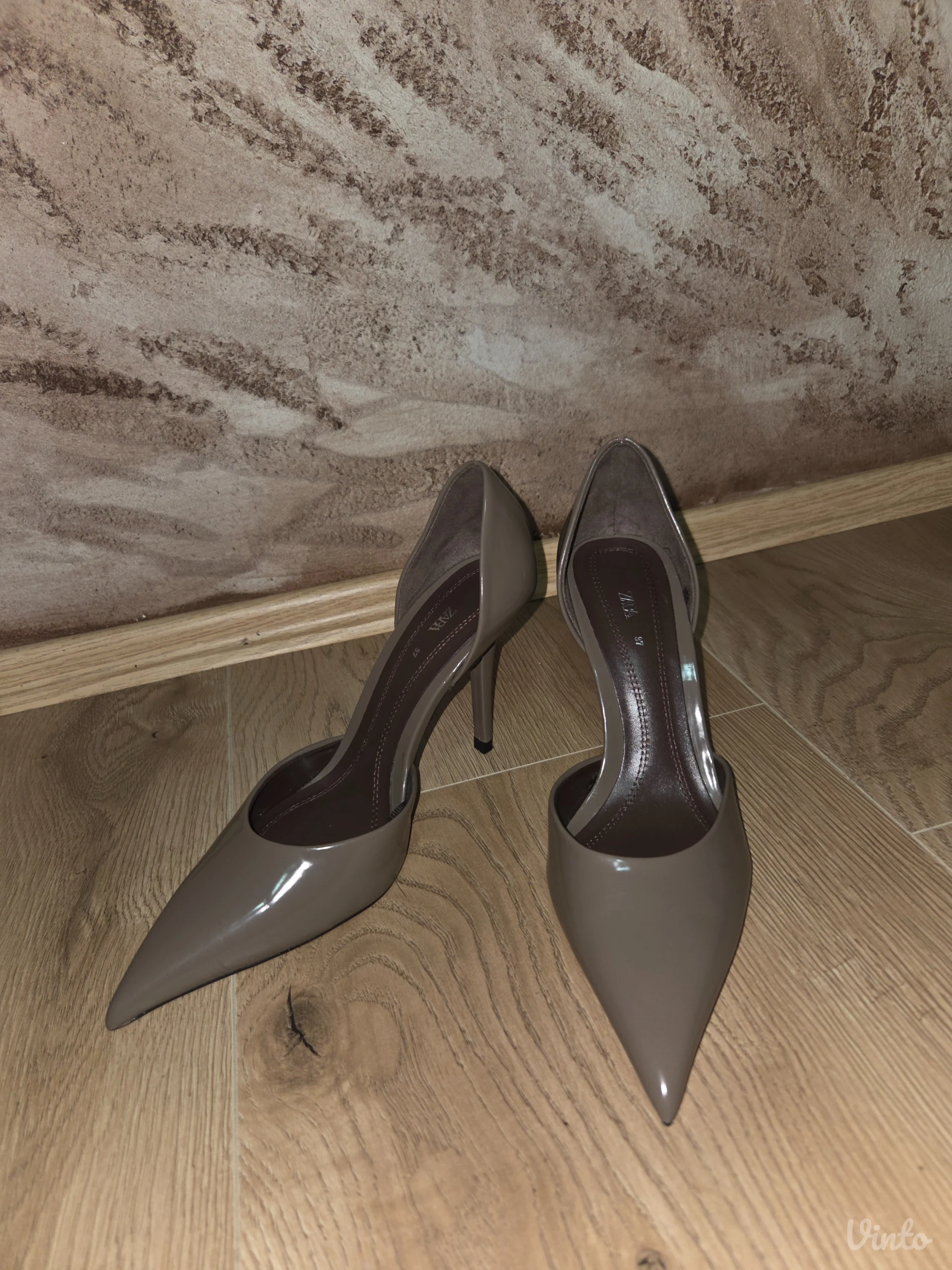 ZARA lakovane d'Orsay salonke u taupe boji (Br. 37) – BESPREKORNE