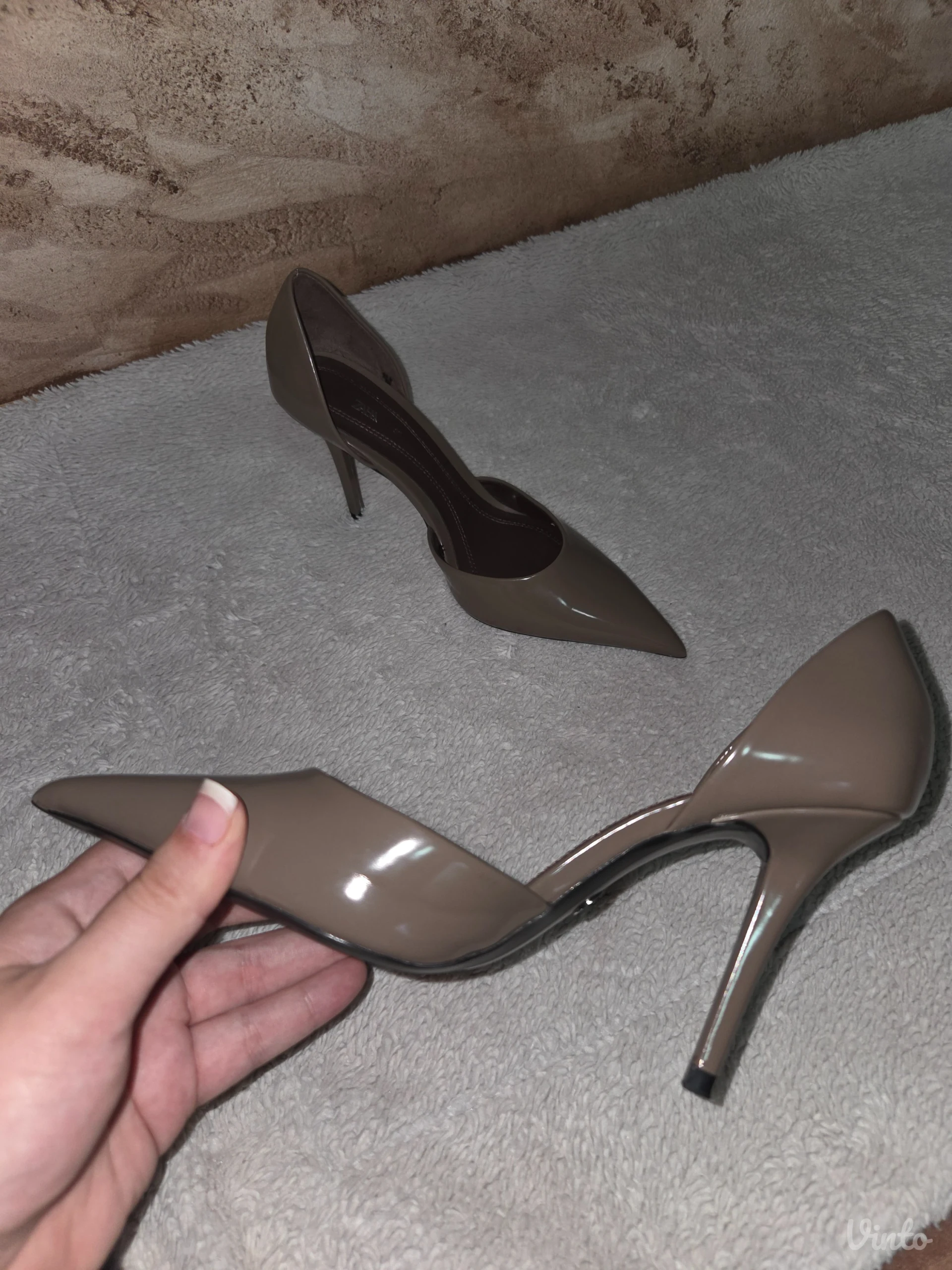 ZARA lakovane d'Orsay salonke u taupe boji (Br. 37) – BESPREKORNE