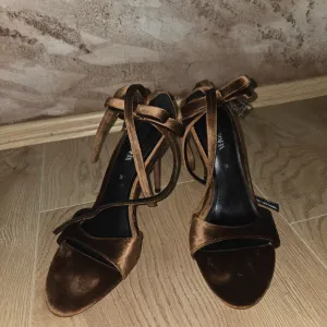 ZARA prelepe plišane sandale Broj 38