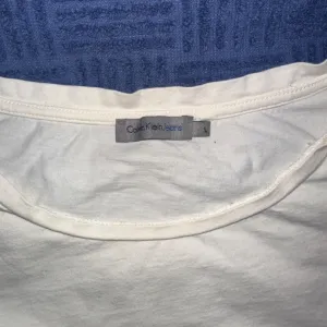 nova calvin klein majica