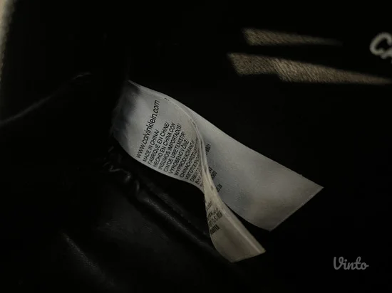 POTPUNO NOVA Calvin Klein torbica LAKIRANA CRNA