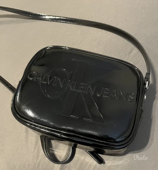 POTPUNO NOVA Calvin Klein torbica LAKIRANA CRNA