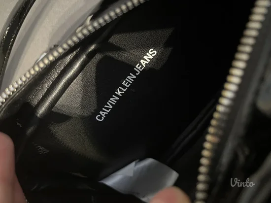 POTPUNO NOVA Calvin Klein torbica LAKIRANA CRNA