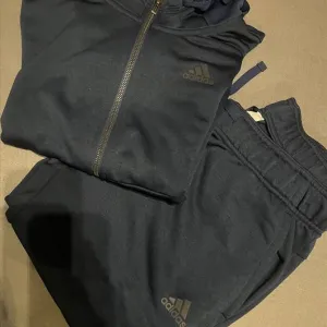 KAO NOV Ženski komplet trenerke ADIDAS VELIČINA S