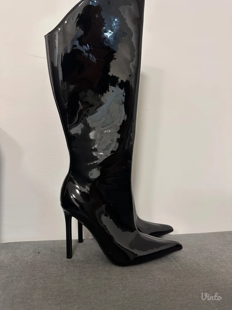 Crne lakovane čizme