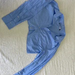 Zara crop košulja sa otvorenim ledjima