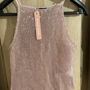 Tally weijl top sa etiketom