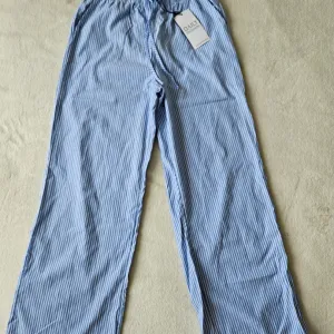 Stradivarius - plavo-bele pantalone