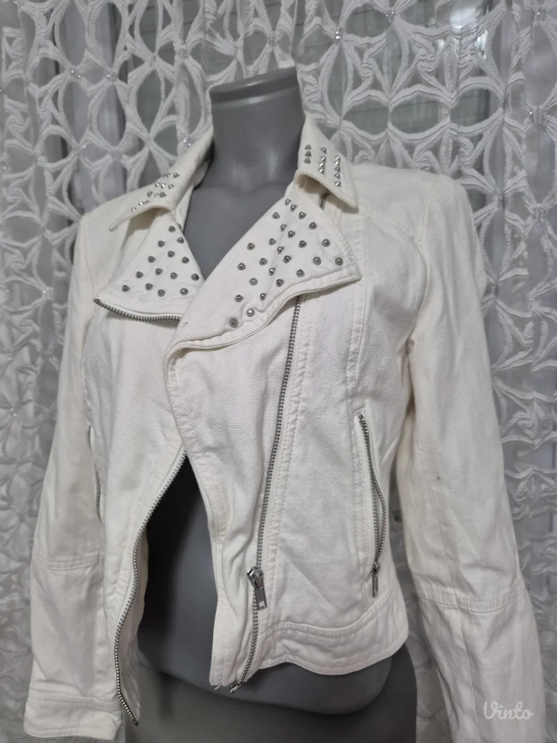 Bela jaknica sa nitnama