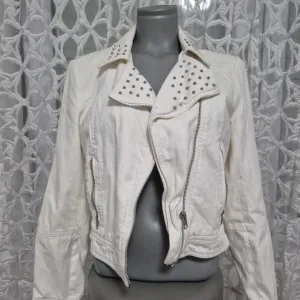 Bela jaknica sa nitnama
