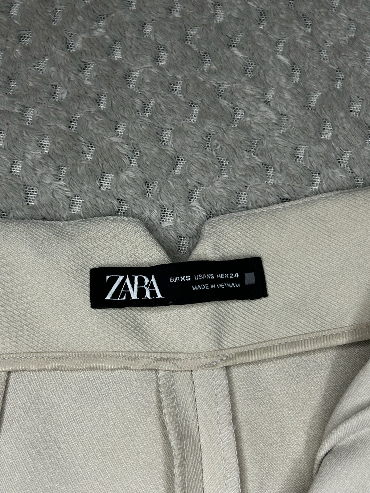Zara- bež elegantne pantalone