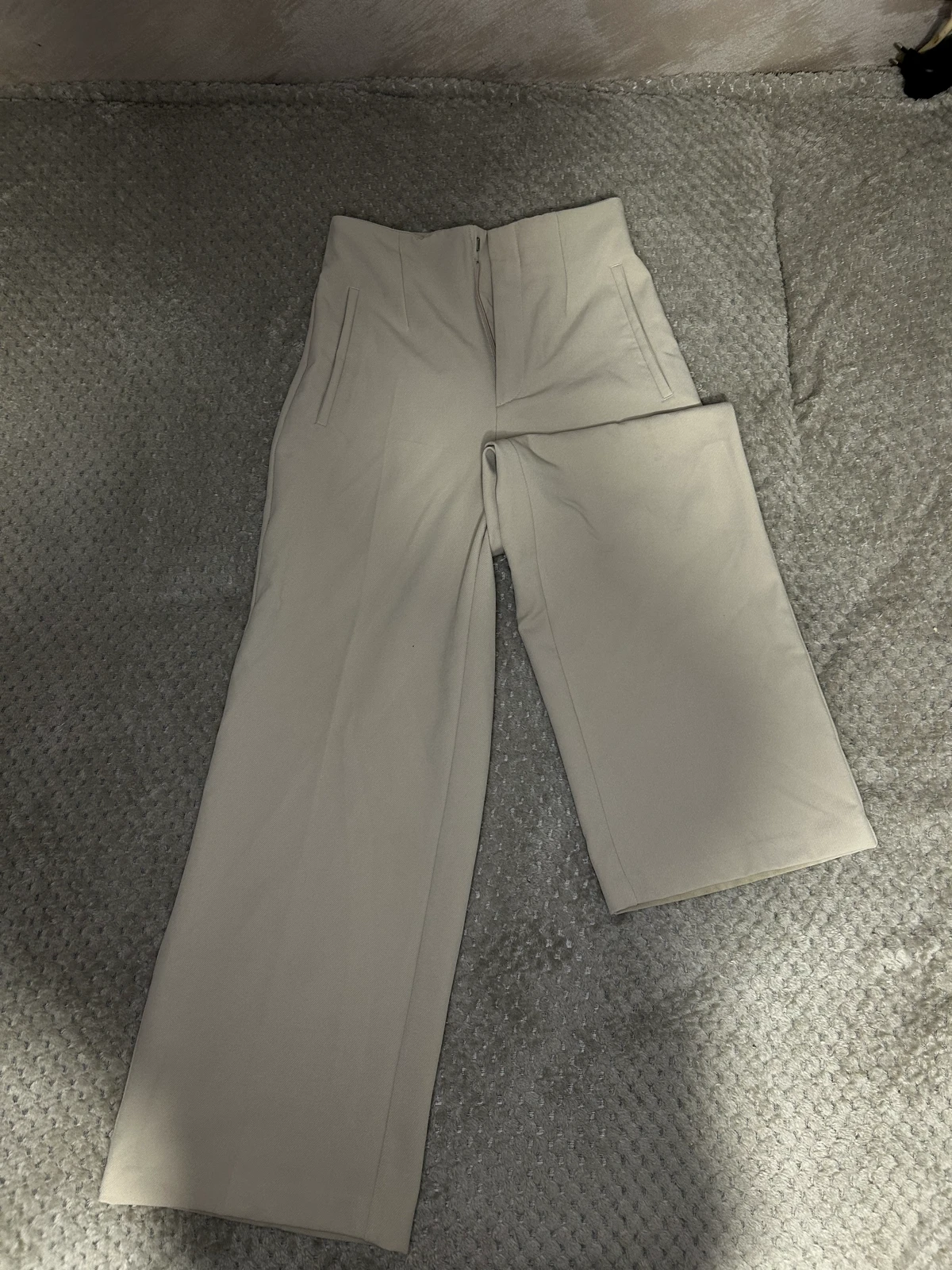 Zara- bež elegantne pantalone