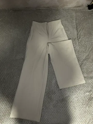 Zara- bež elegantne pantalone