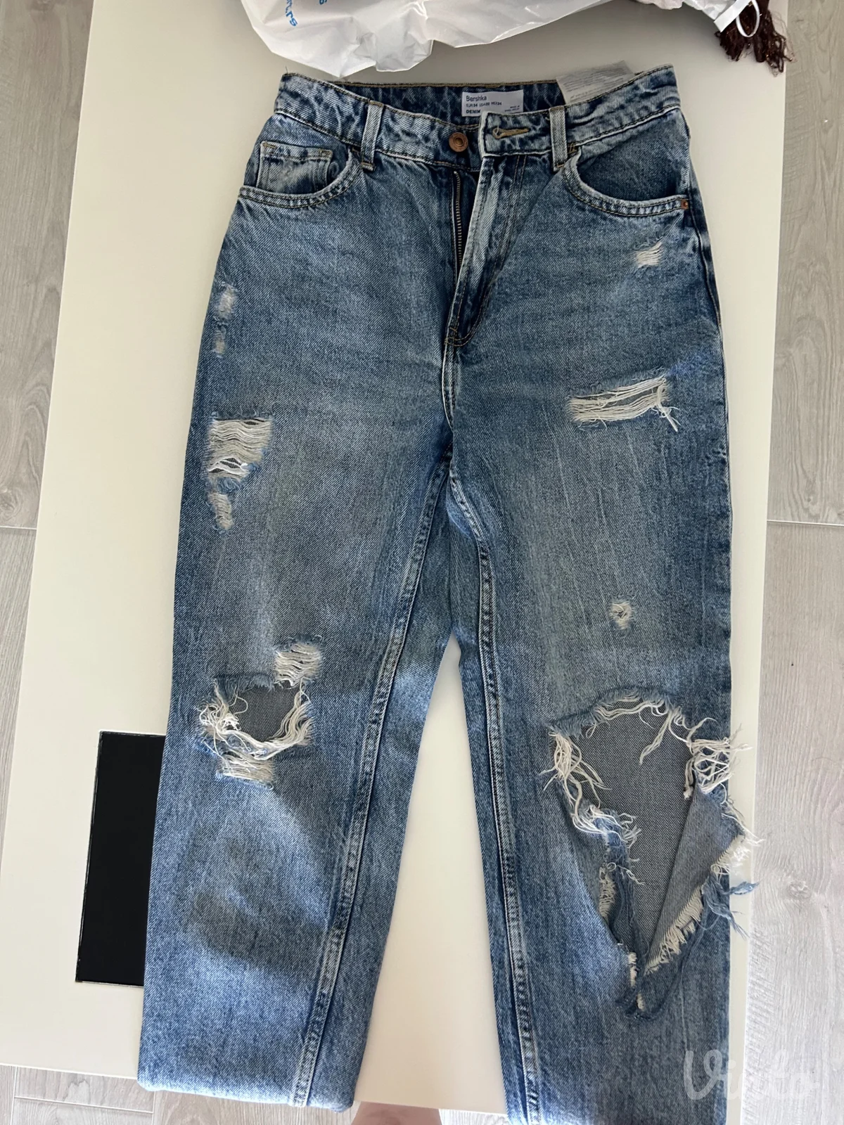 Bershka pocepane farmerke