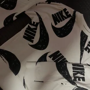 Nike,beli ženski duks
