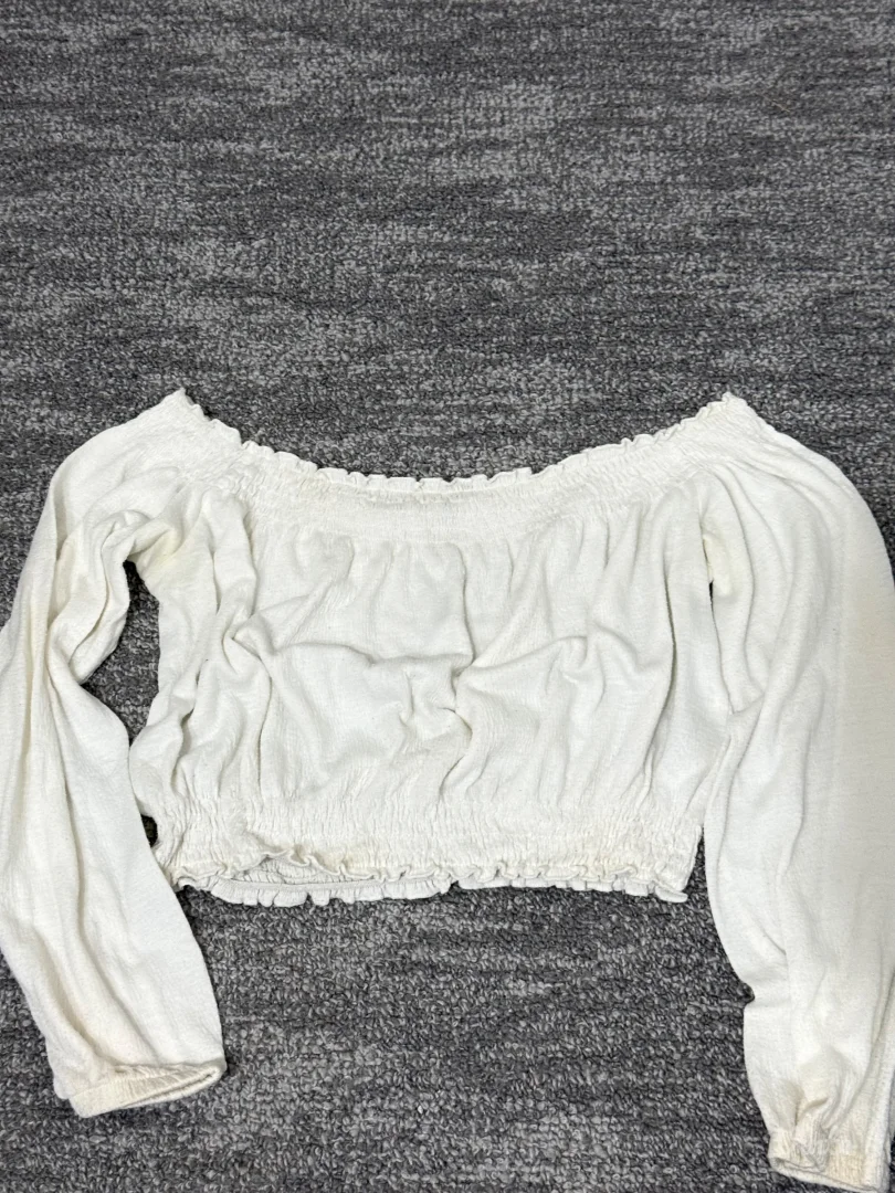 Beli top sa rukavima