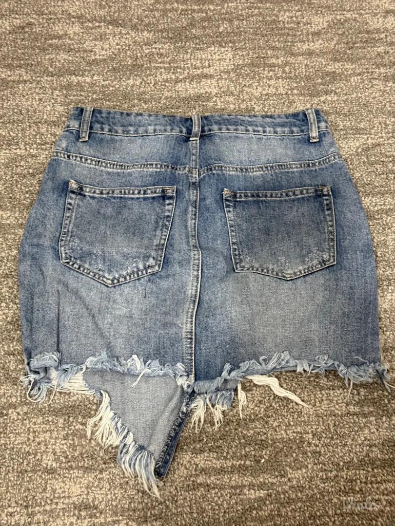 Suknjica sa detaljima