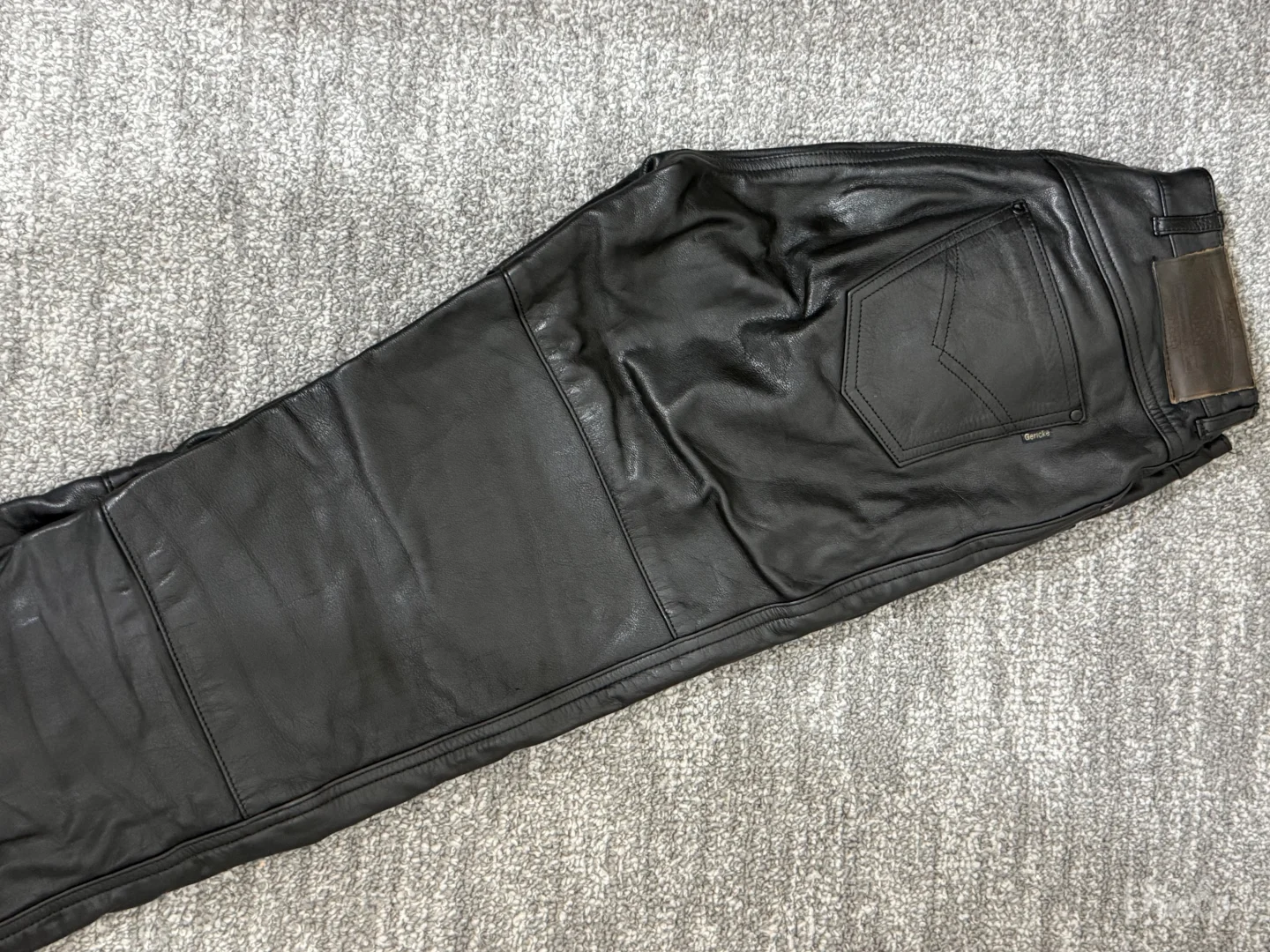 prave kožne pantalone