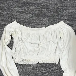 Beli top sa rukavima