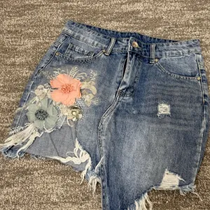 Suknjica sa detaljima