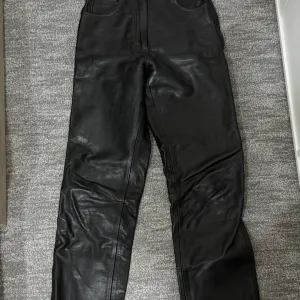 prave kožne pantalone