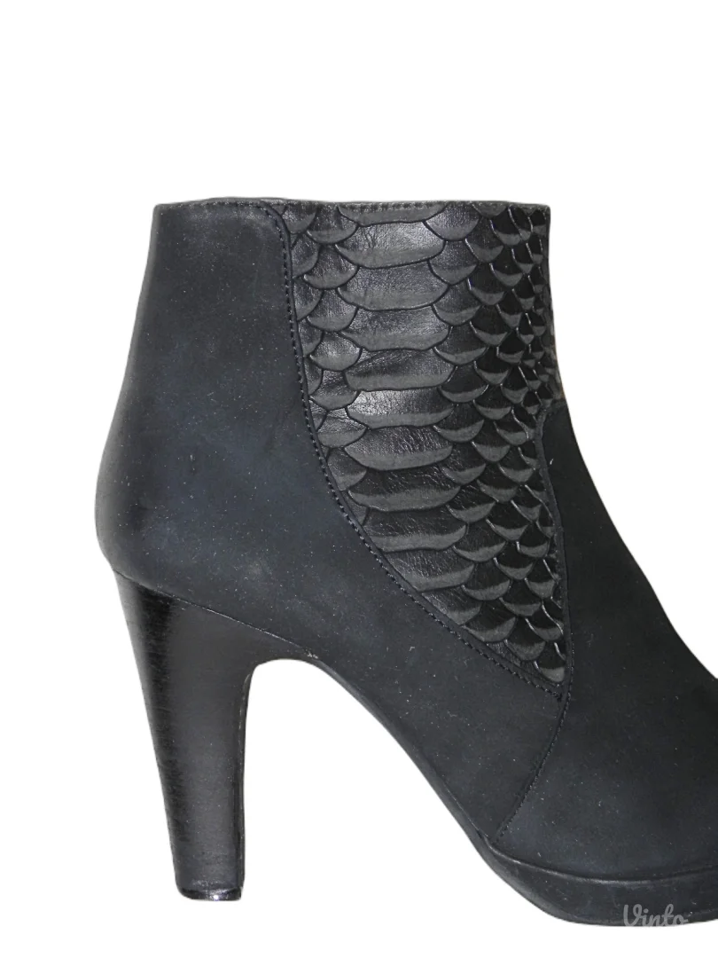 **SMH**atraktivne kožne kratke čizme br.36