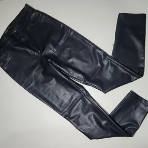 Zara crne kožne pantalone