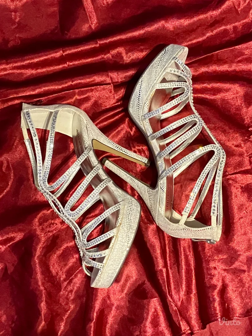 Srebrne sandale na štiklu