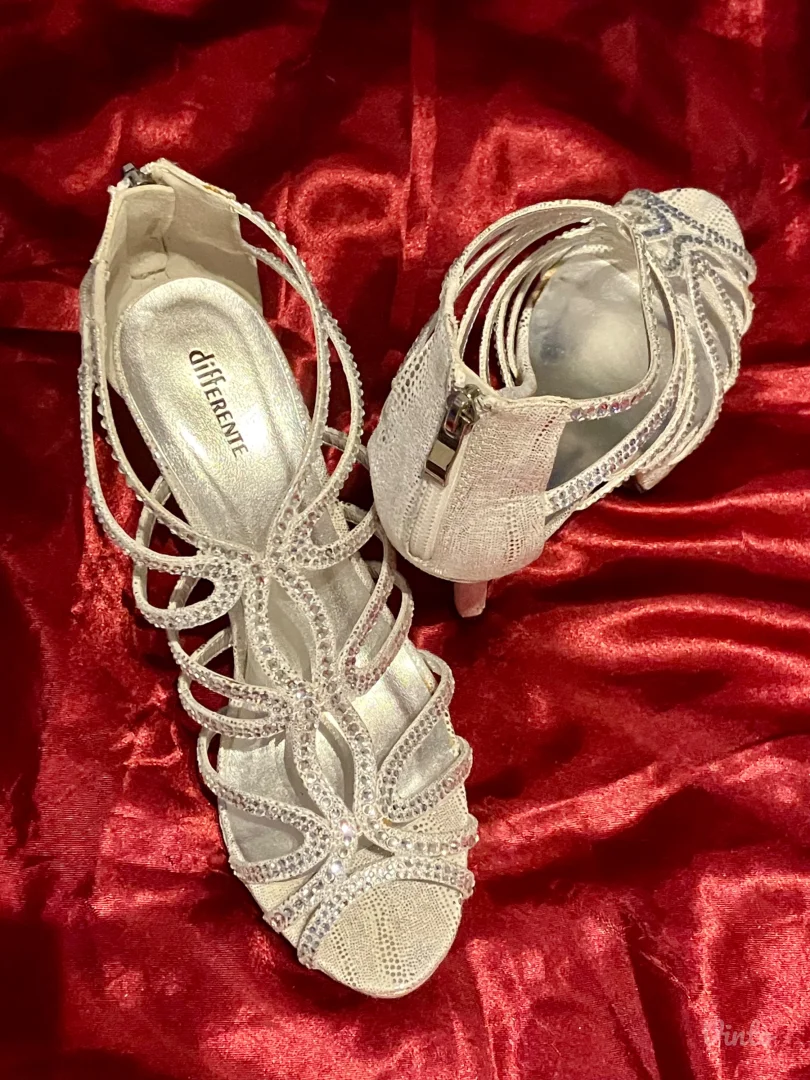 Srebrne sandale na štiklu