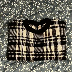 H&M karirani džemper