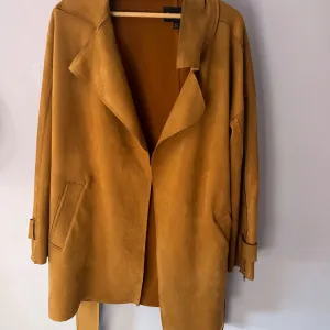 Stradivarius jesenji kamel mantil