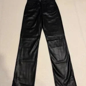 zara kozne pantalone