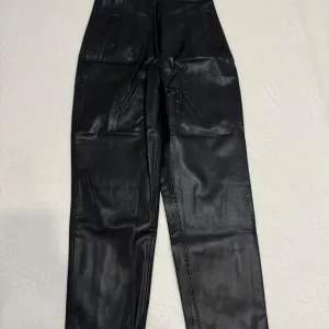 zara kožne pantalone