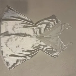 bela satenska spavacica