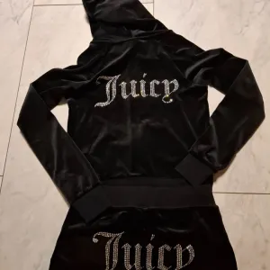 NOVO Crna JUICY COUTURE trenerka XS
