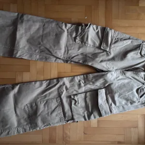 Bershka cargo pantalone