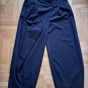 crne pantalone