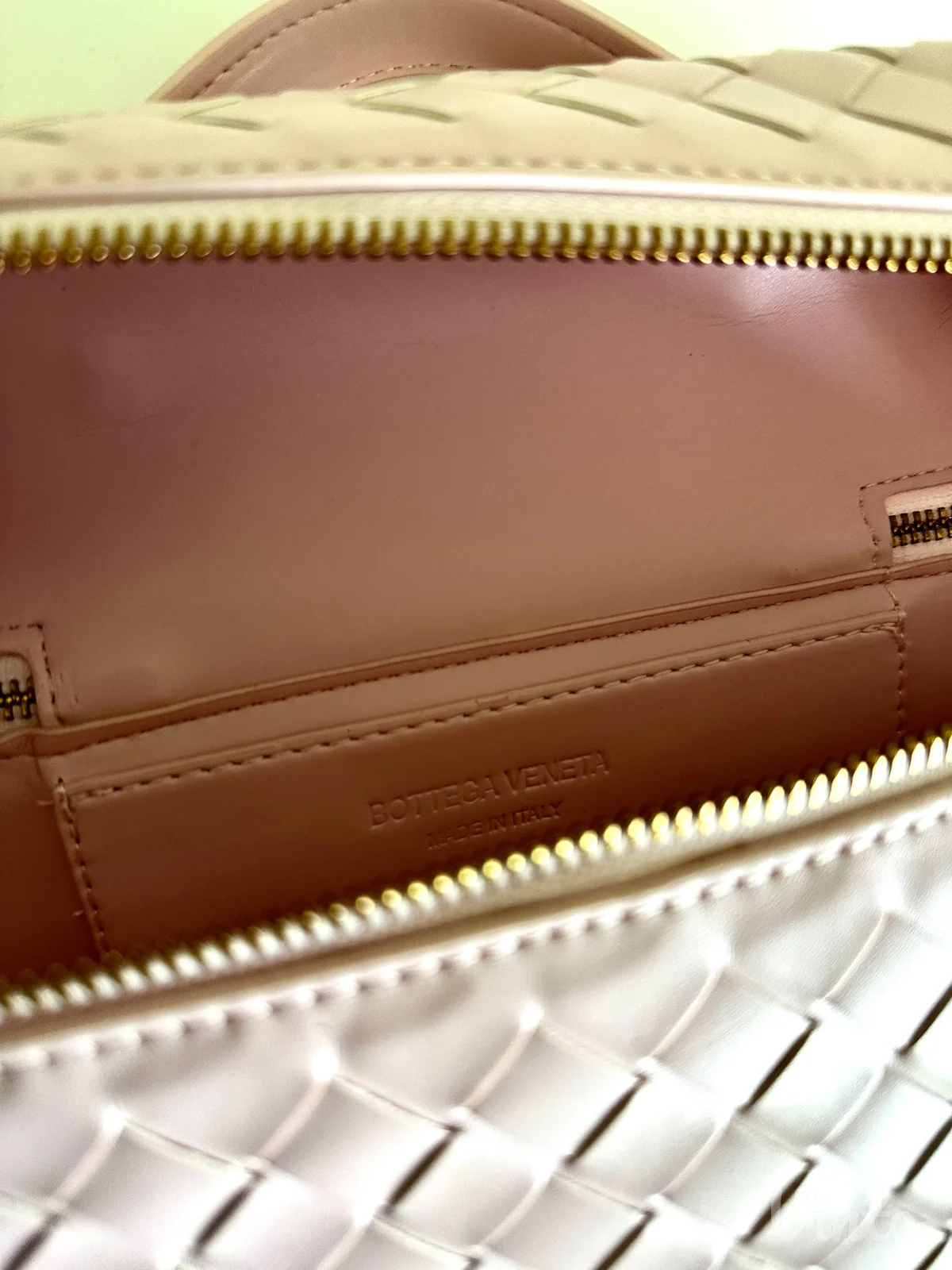 bottega veneta viralna torba ima logo