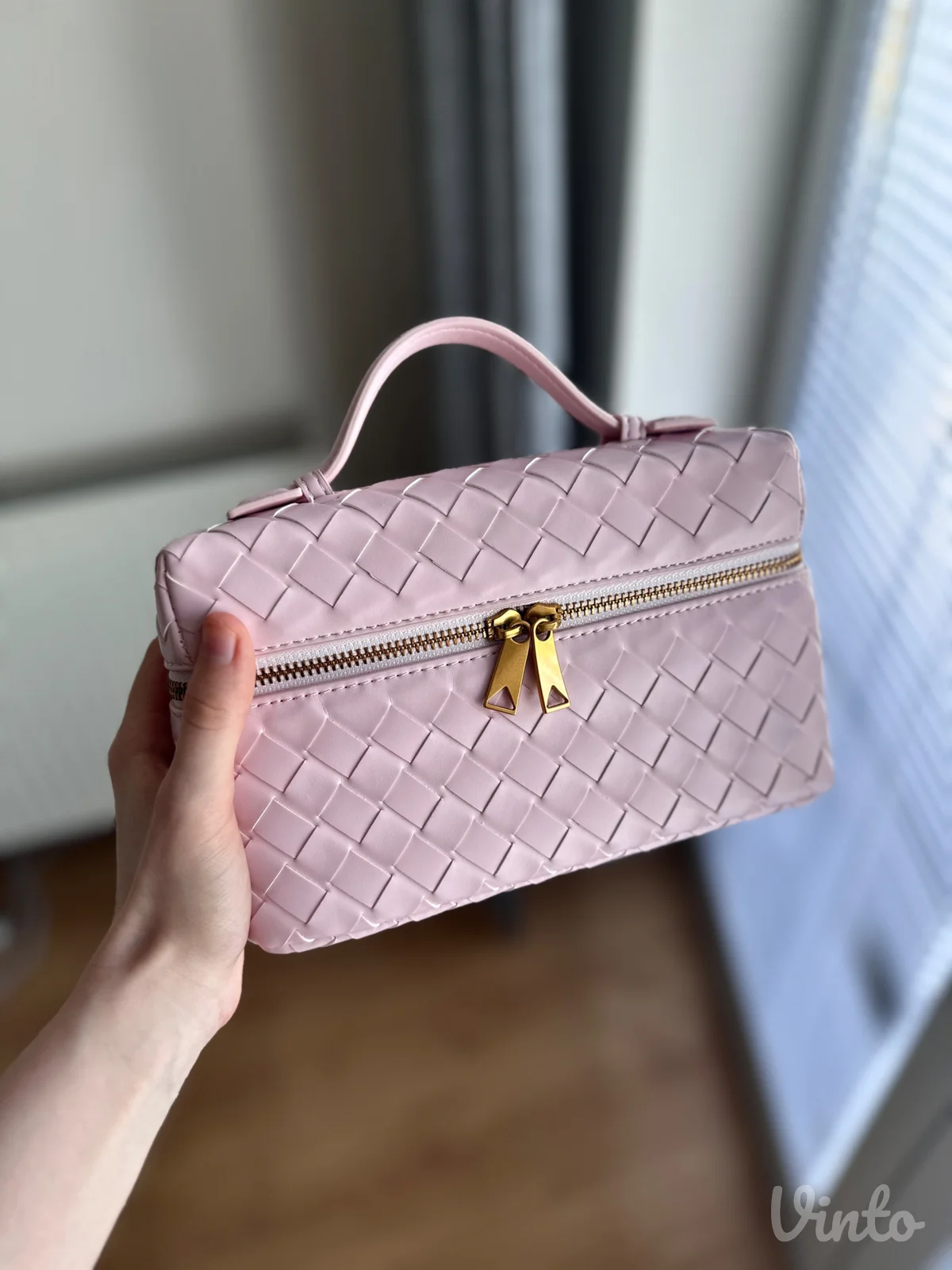 bottega veneta viralna torba ima logo