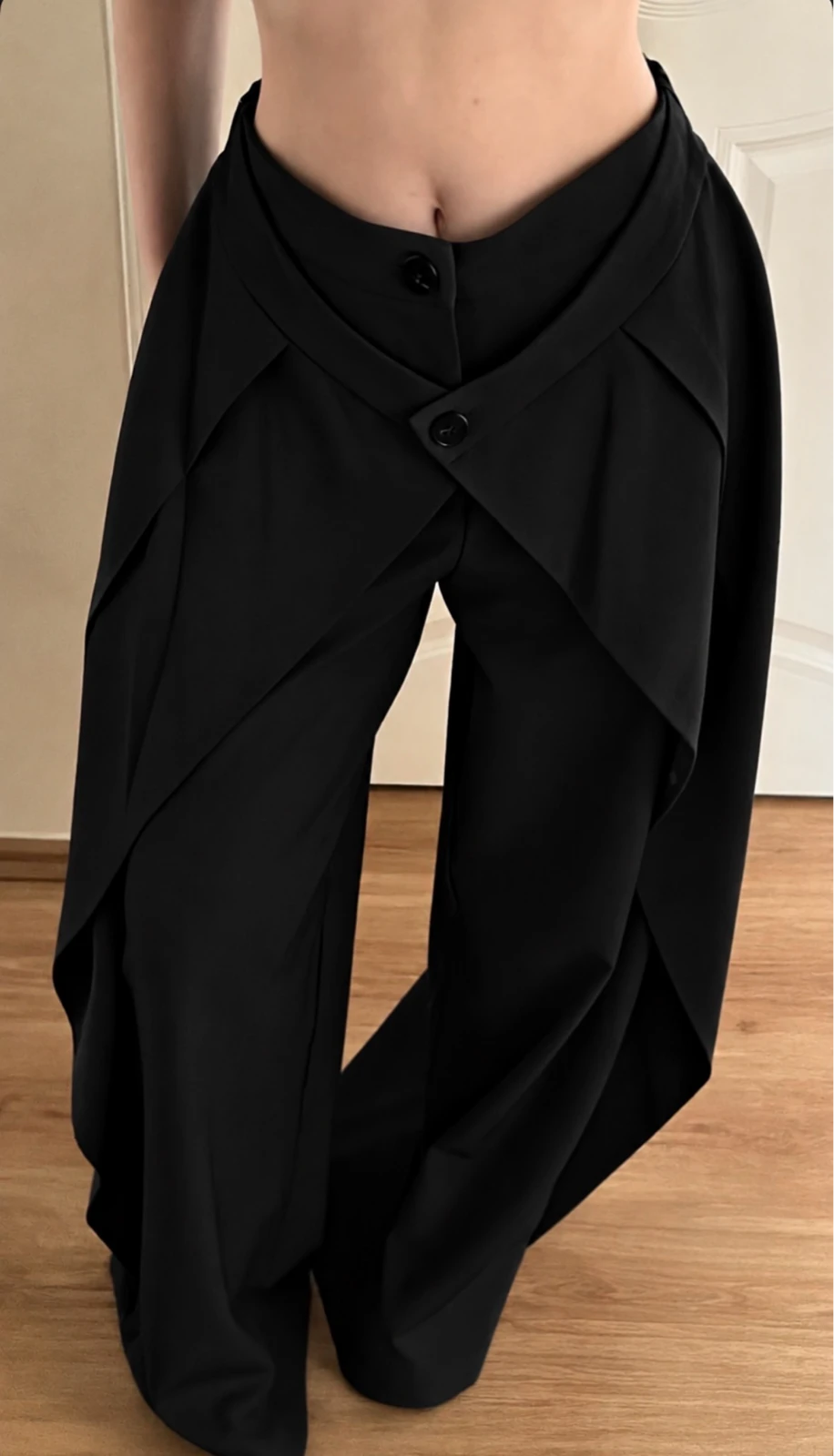 viralne crne pantalone