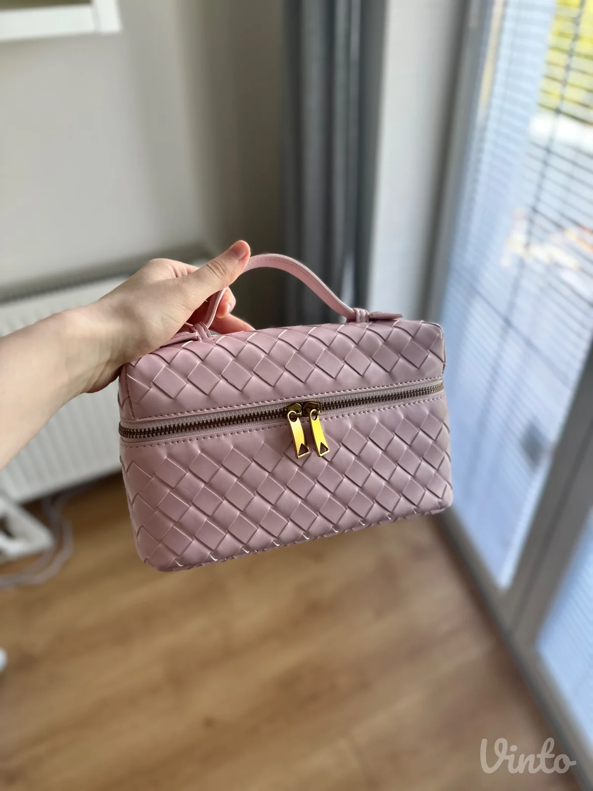 bottega veneta viralna torba ima logo