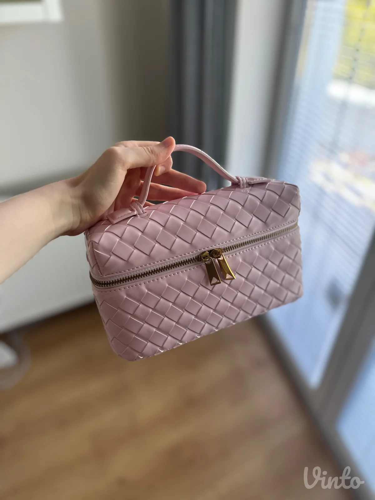 bottega veneta viralna torba ima logo