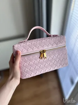bottega veneta viralna torba ima logo