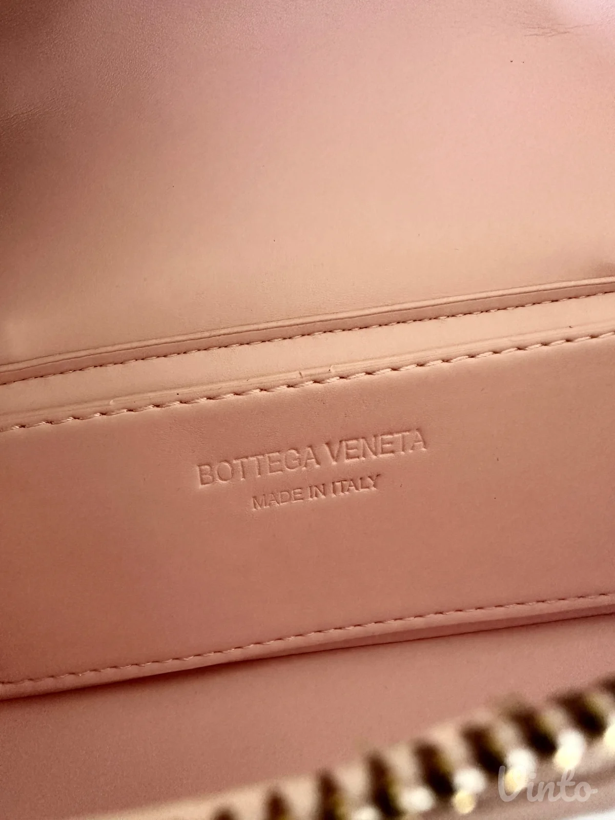 bottega veneta viralna torba ima logo
