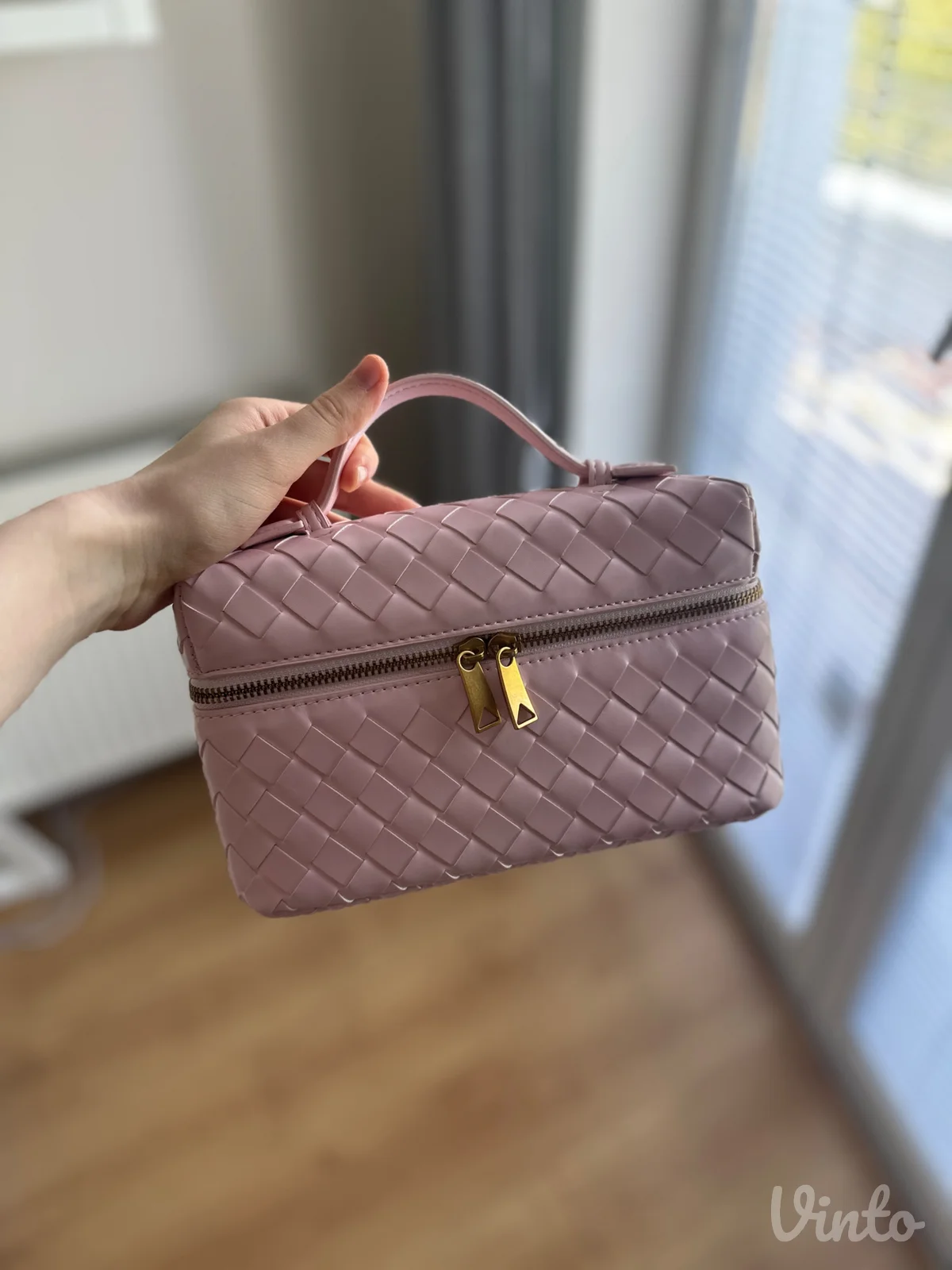 bottega veneta viralna torba ima logo