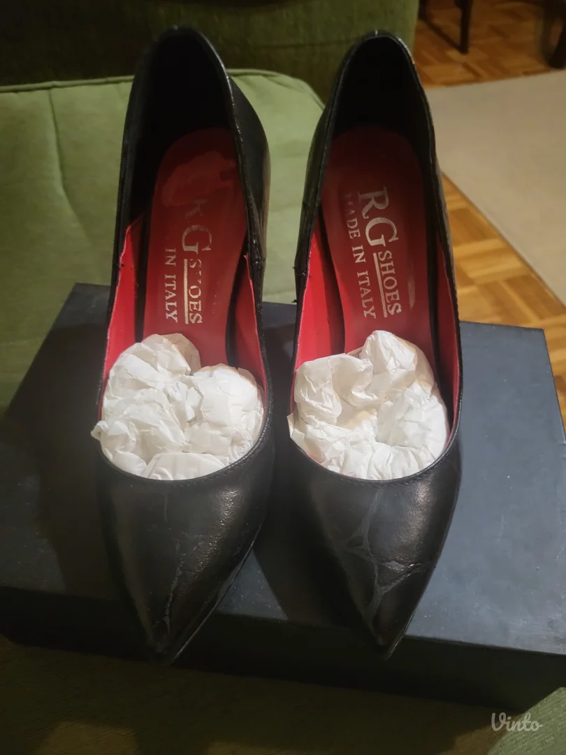 Crne salonke na stiklu