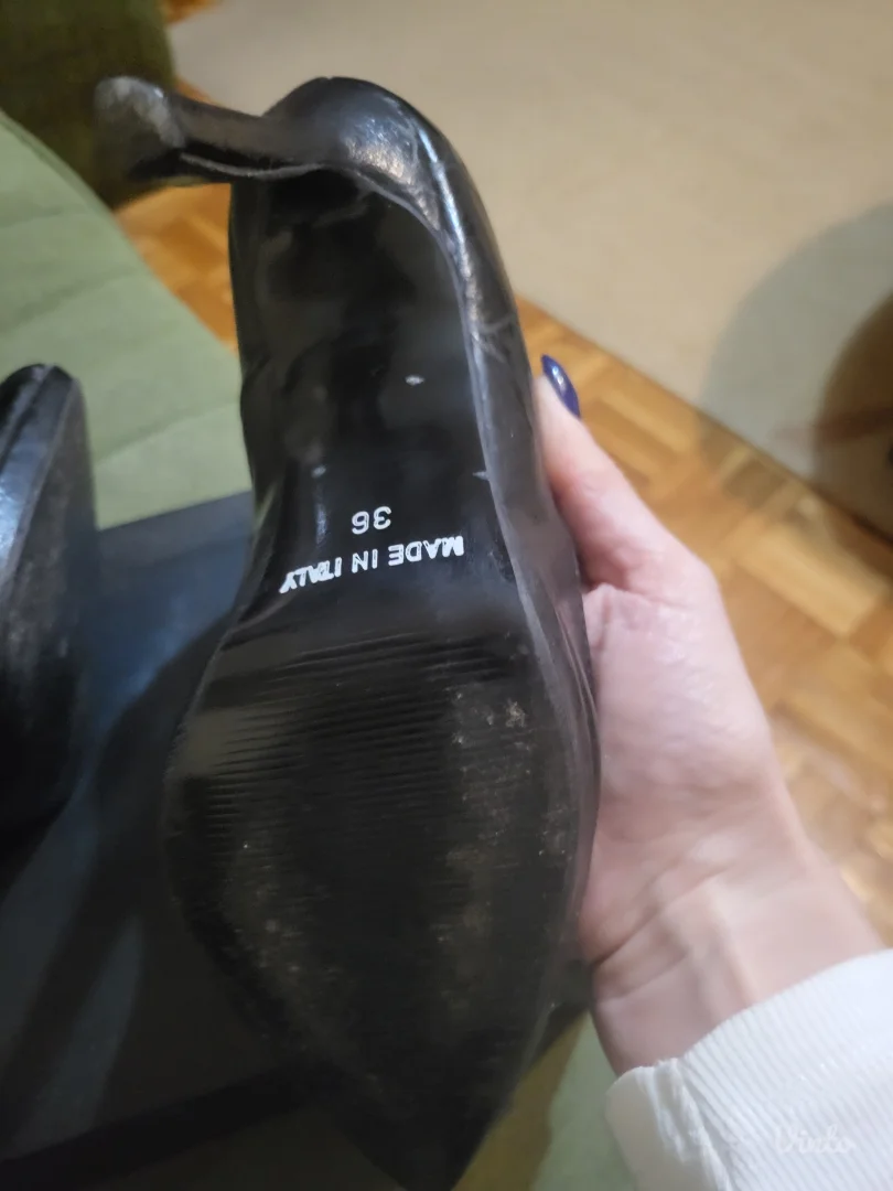 Crne salonke na stiklu