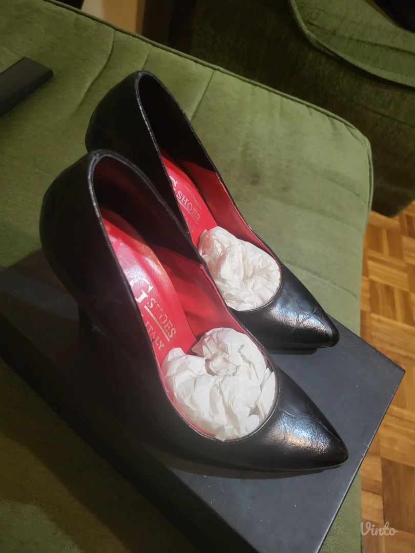 Crne salonke na stiklu