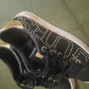 Guess crne zenske patike